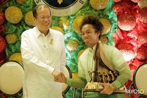 Rusty Quintana shakes hand with President Noynoy Aquino as he receives Dire Husi's award as one of the Ten Accomplished Youth Organizations in the Philippines